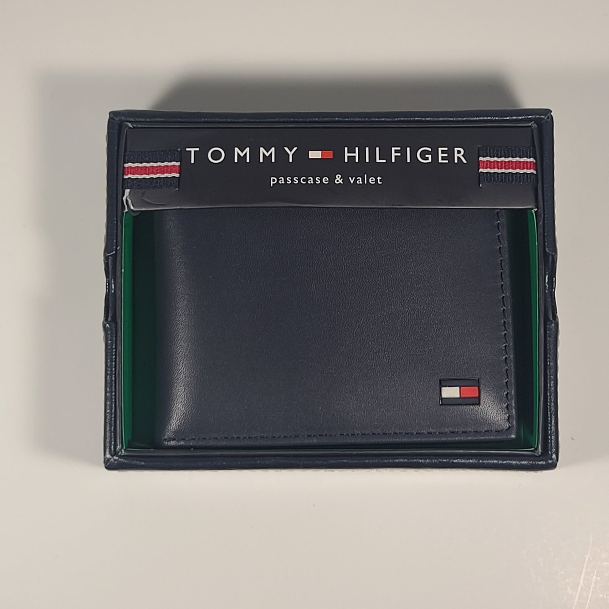 Tommy Hilfiger Men’s Bifold Navy Leather Passcase And Valet Wallet 31TL22X046 - Wallets