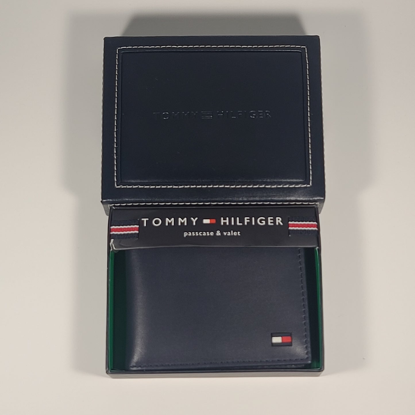 Tommy Hilfiger Men’s Bifold Navy Leather Passcase And Valet Wallet 31TL22X046 - Wallets