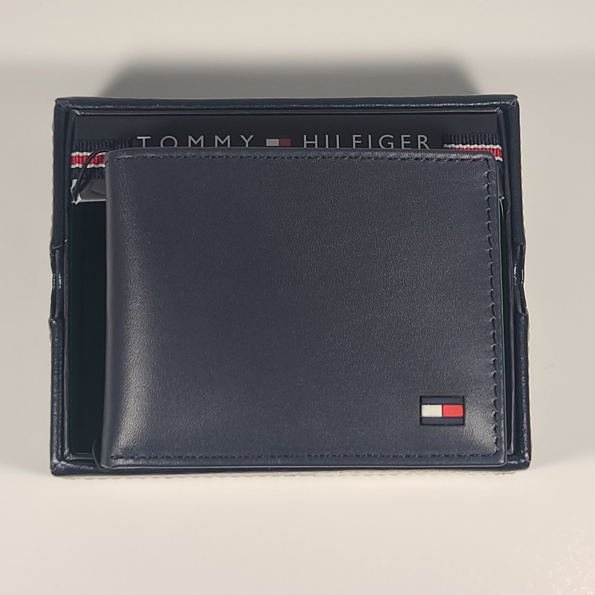 Tommy Hilfiger Men’s Bifold Navy Leather Passcase And Valet Wallet 31TL22X046 - Wallets