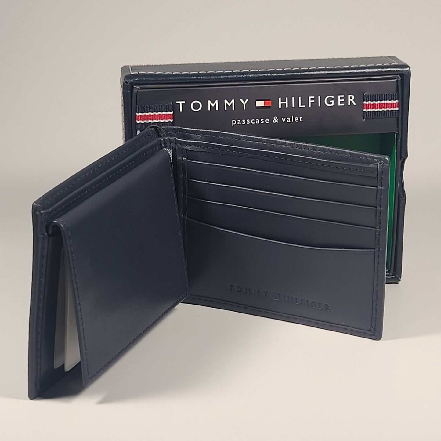 Tommy Hilfiger Men’s Bifold Navy Leather Passcase And Valet Wallet 31TL22X046 - Wallets