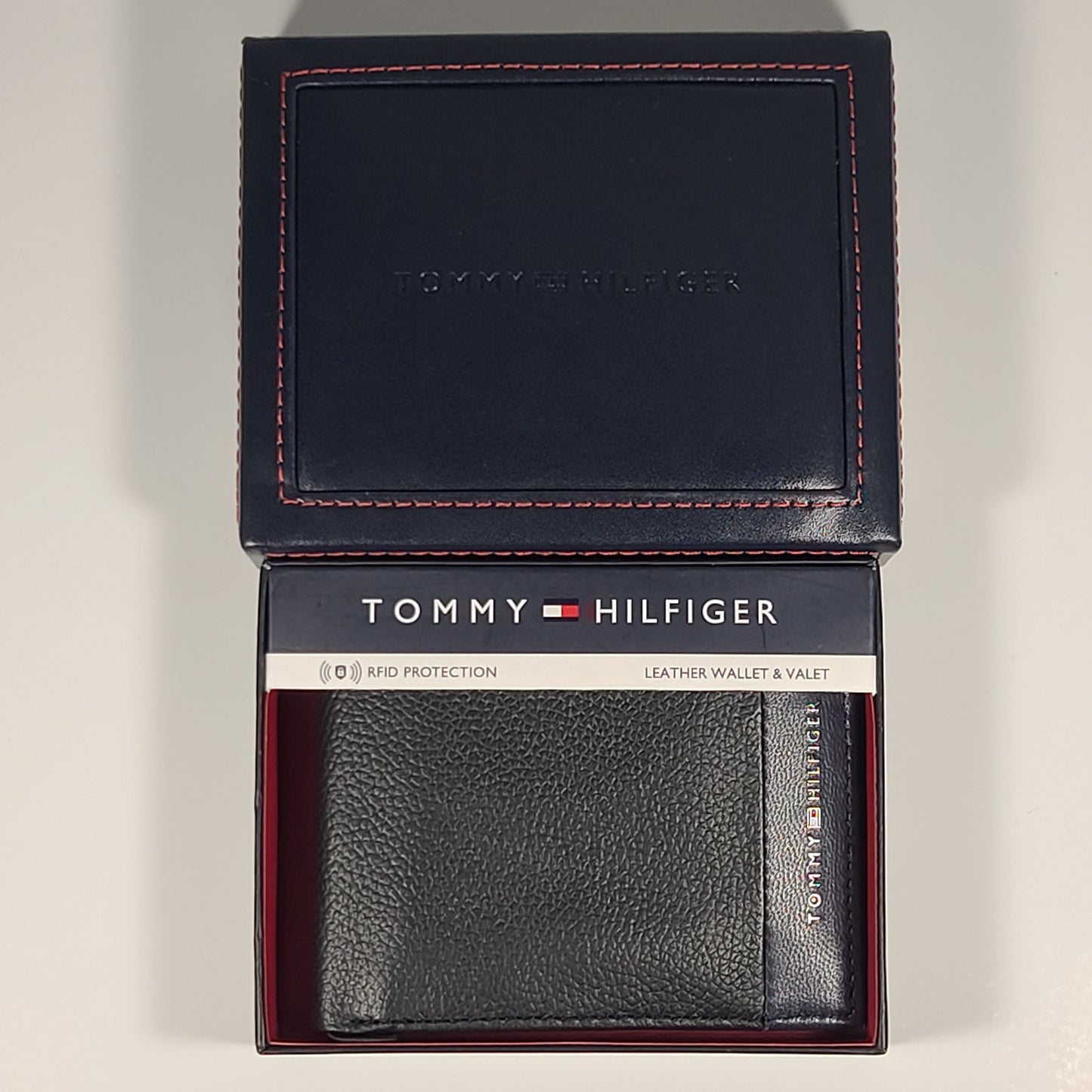 Tommy Hilfiger Men’s Bifold Black And Navy Leather RFID Wallet & Valet 31HP220136 - Wallets
