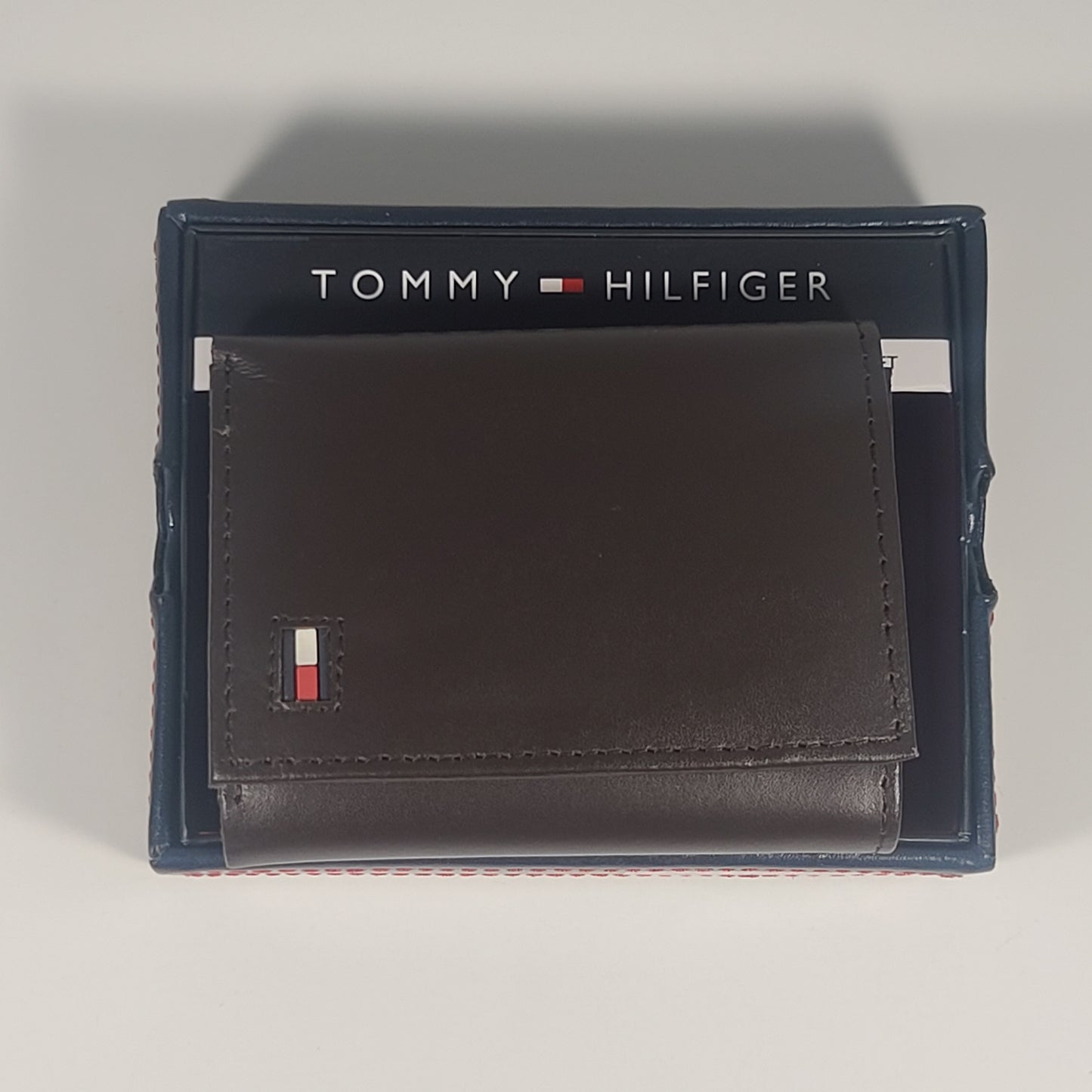Tommy Hilfiger Men’s Trifold Brown Leather RFID Protection Wallet And Valet 31HP110019 - Wallets