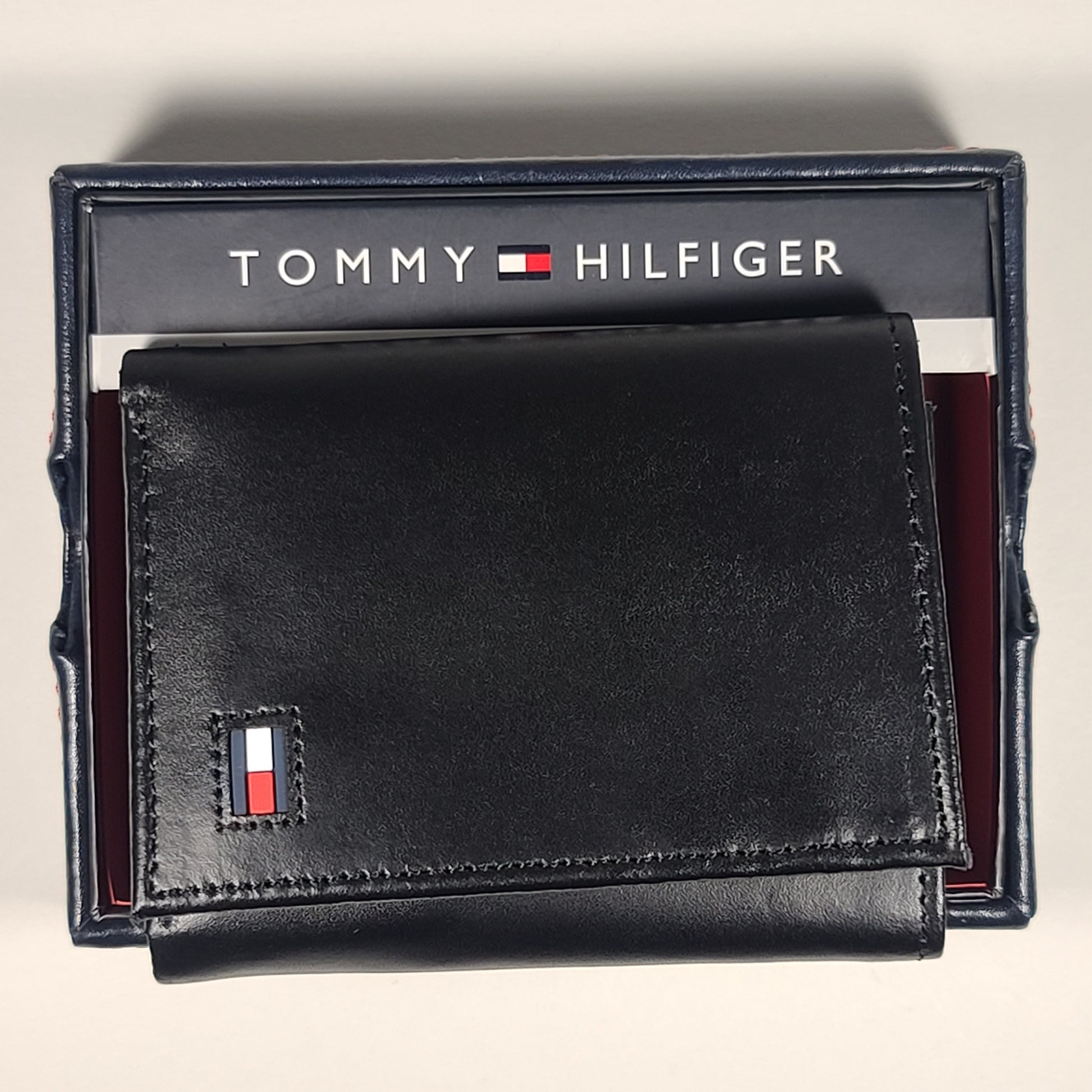 Tommy Hilfiger Men’s Trifold Black Leather RFID Wallet & Valet Passcase 31HP110052 - Wallets