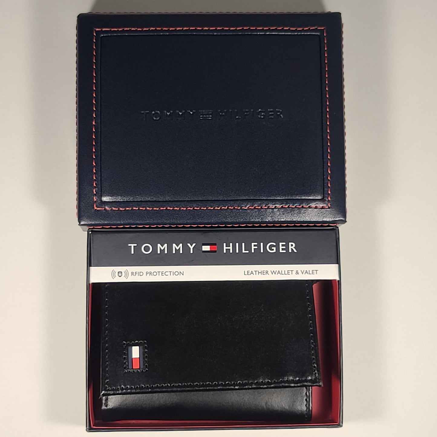 Tommy Hilfiger Men’s Trifold Black Leather RFID Wallet & Valet Passcase 31HP110052 - Wallets