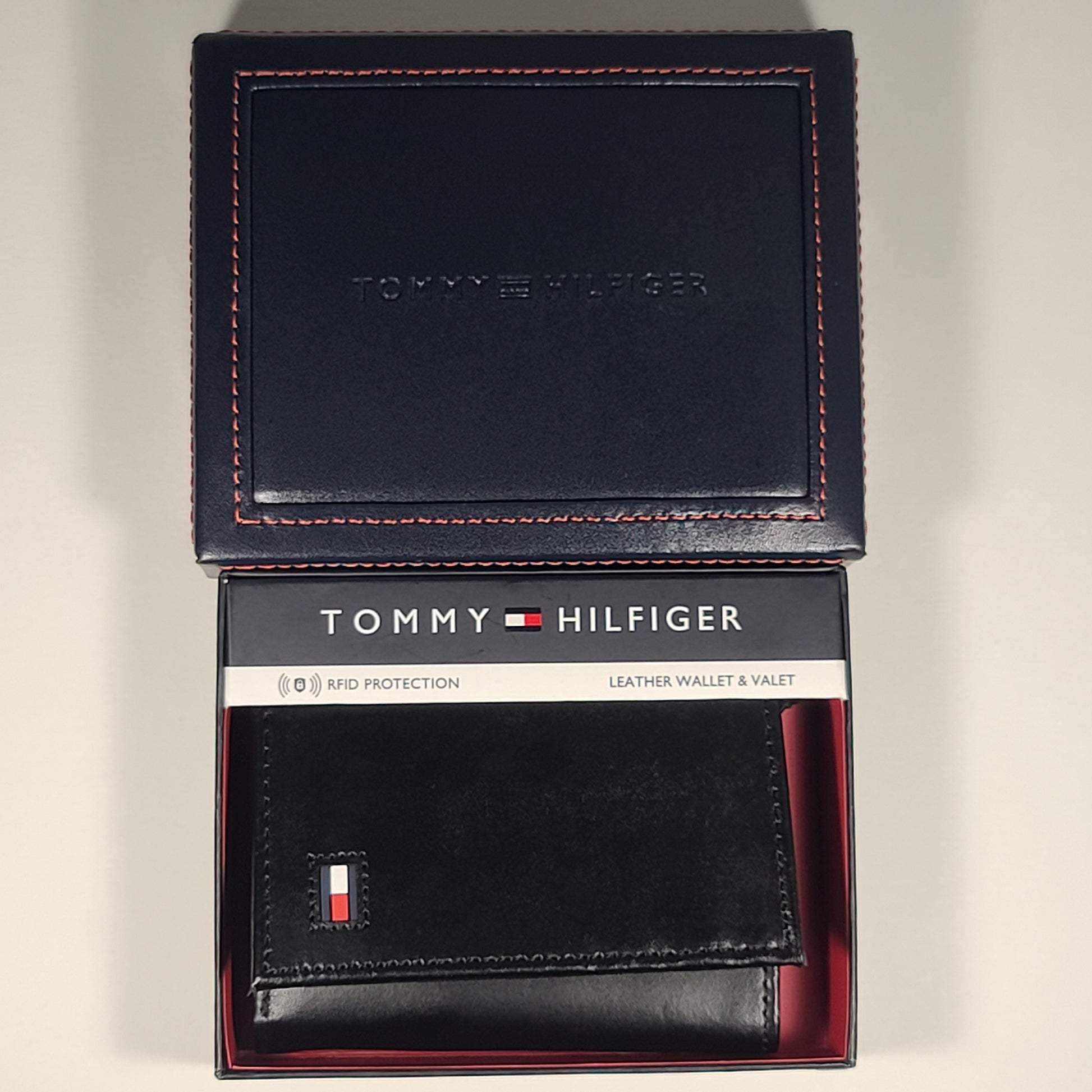 Tommy Hilfiger Men’s Trifold Black Leather RFID Wallet & Valet Passcase 31HP110052 - Wallets