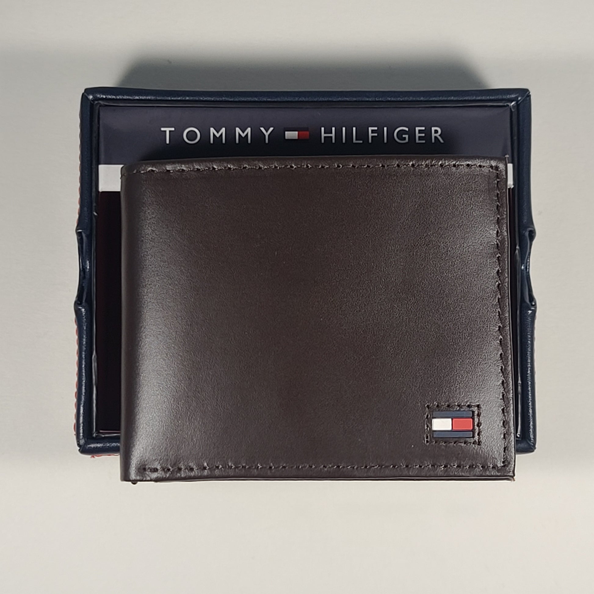 Tommy Hilfiger Men's Bifold Brown Leather RFID Wallet Valet
