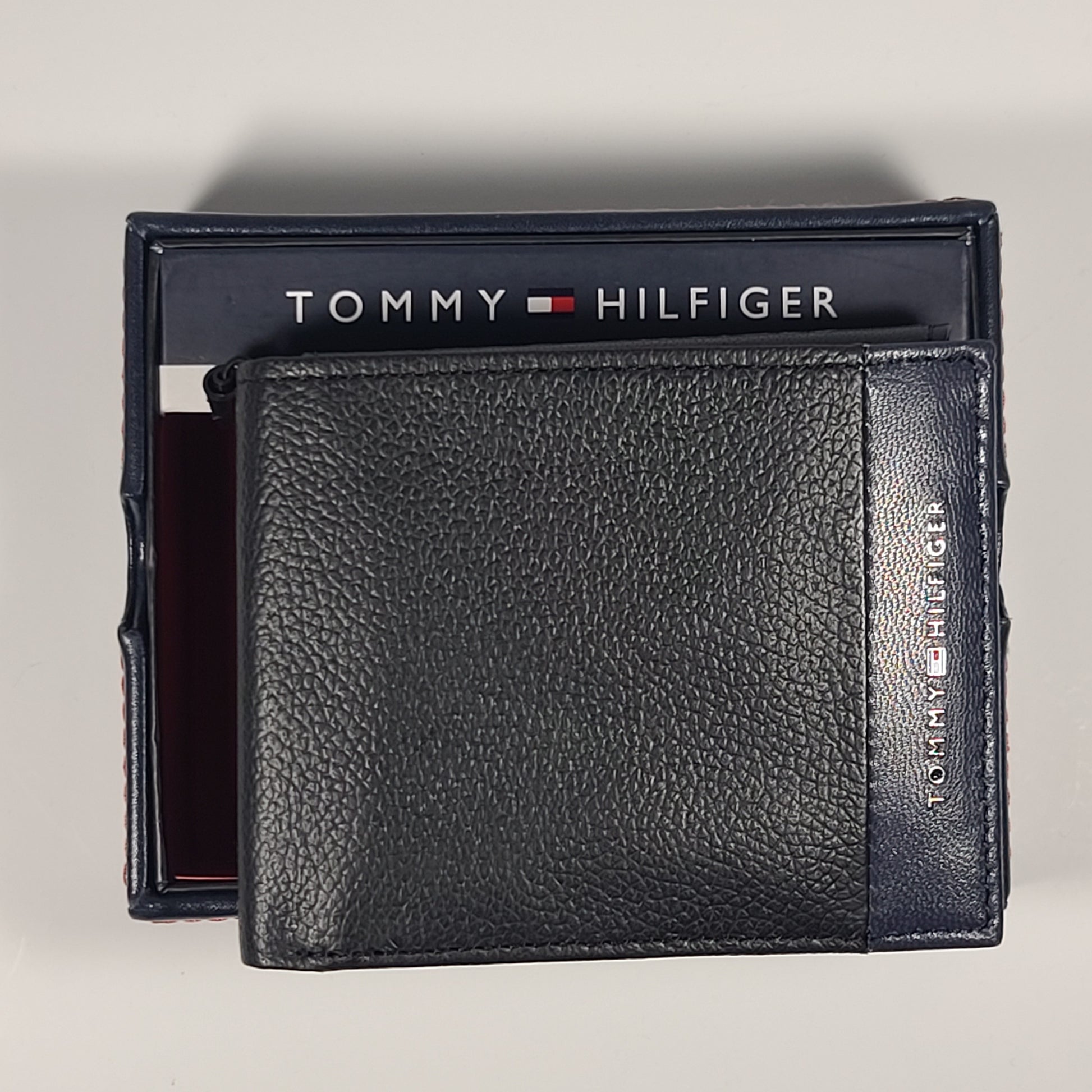 Tommy Hilfiger Men’s Bifold Black And Navy Leather RFID Wallet & Valet 31HP220136 - Wallets
