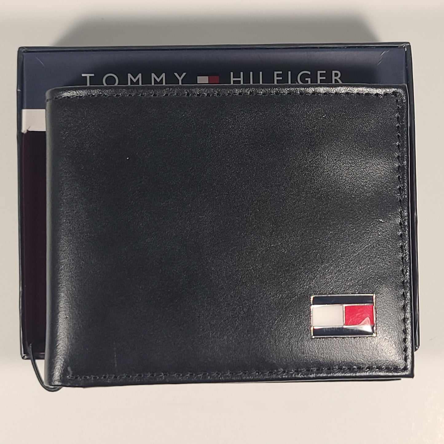 Tommy Hilfiger Men’s Bifold Black Leather RFID Wallet & Valet Passcase 31HP220138 - Wallets