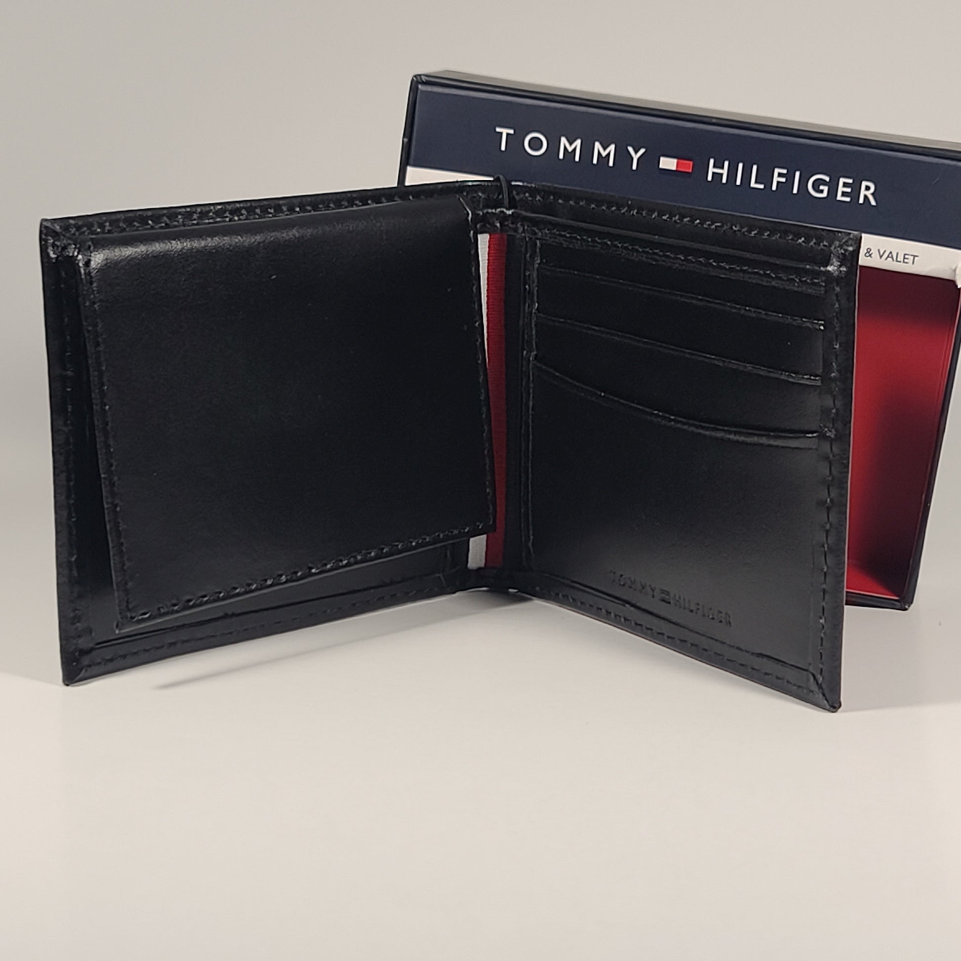 Tommy Hilfiger Men’s Bifold Black Leather RFID Wallet & Valet Passcase 31HP220138 - Wallets