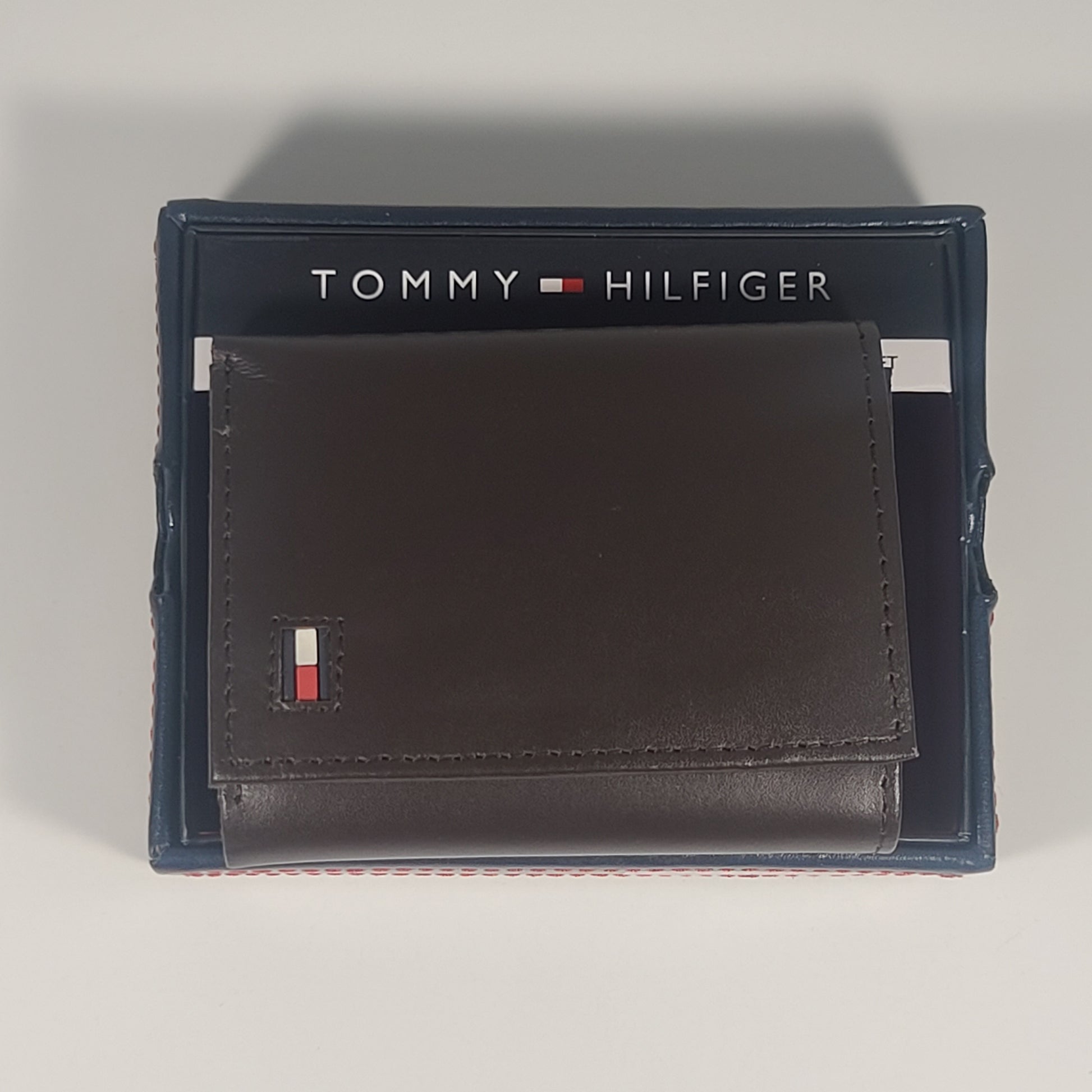 Tommy Hilfiger Men’s Trifold Brown Leather RFID Protection Wallet And Valet 31HP110019 - Wallets