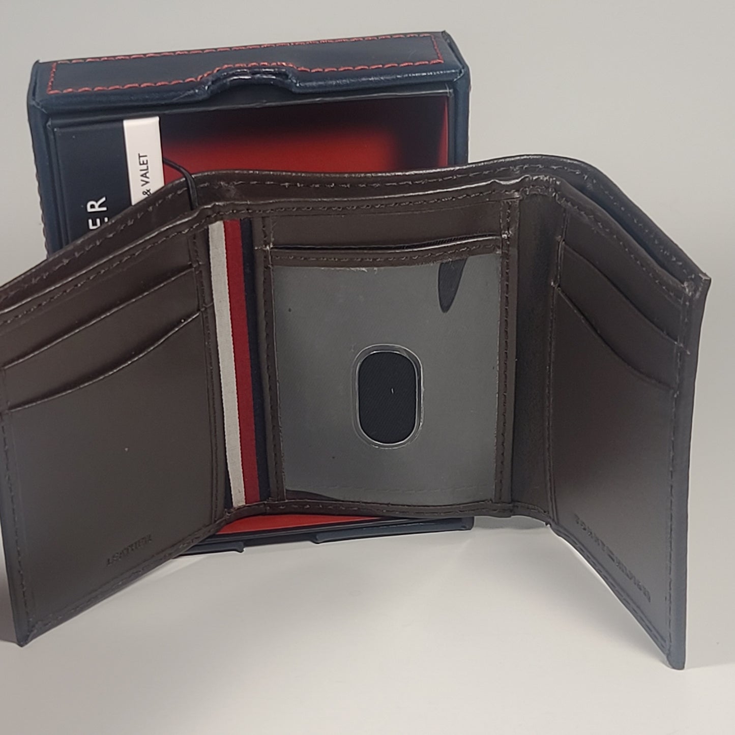 Tommy Hilfiger Men’s Trifold Brown Leather RFID Protection Wallet And Valet 31HP110019 - Wallets