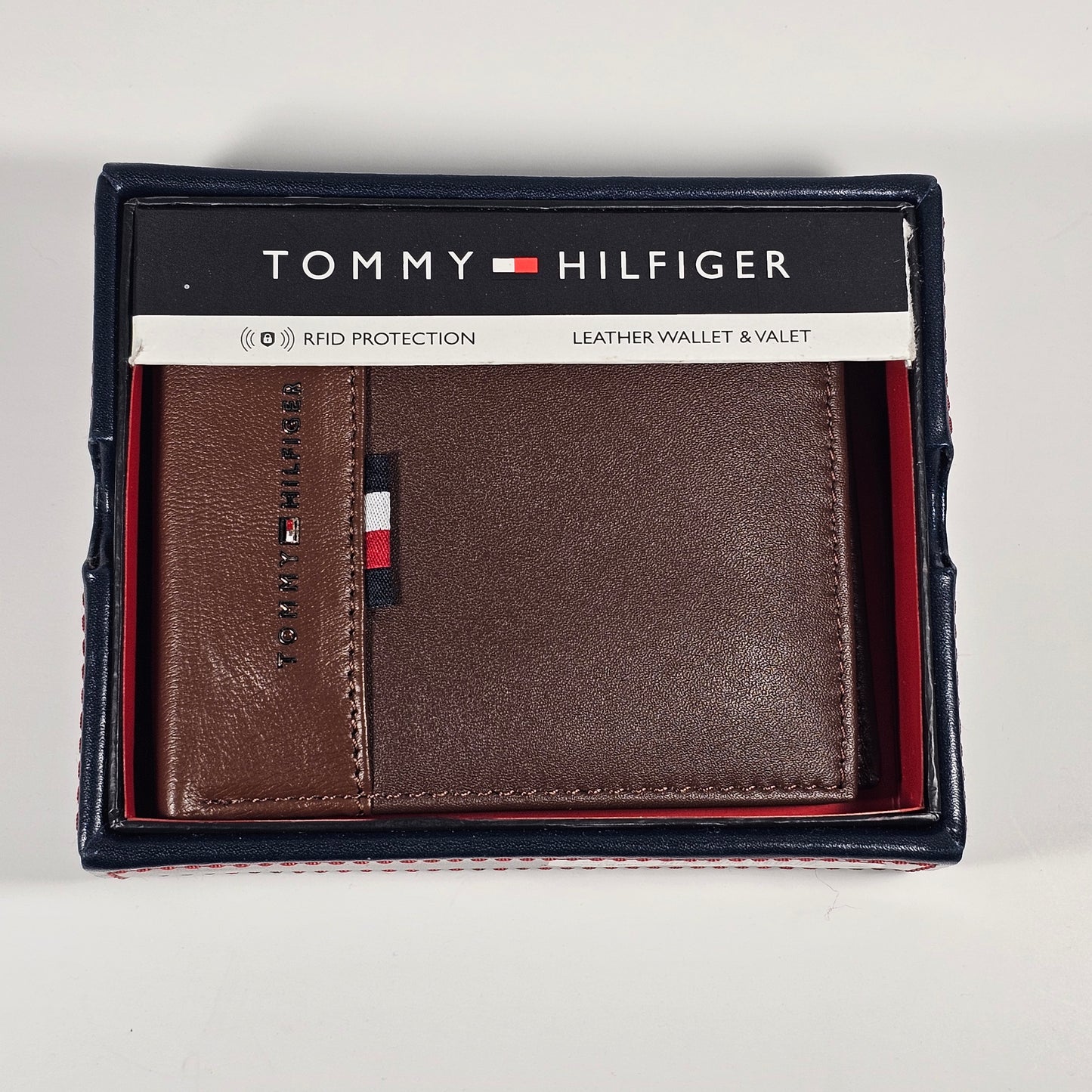 Tommy Hilfiger Men’s Bifold Brown Tan Genuine Leather RFID Wallet 31HP220139 - Wallets