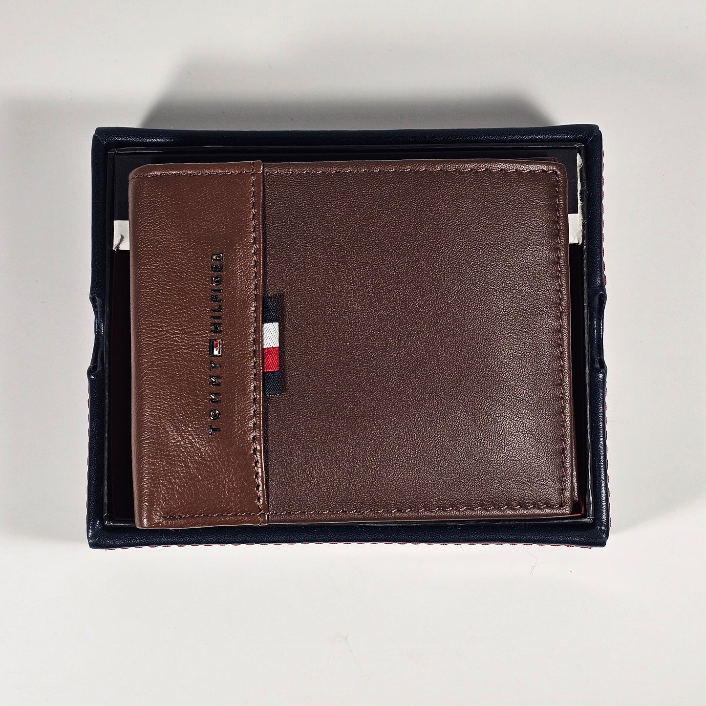 Tommy Hilfiger Men’s Bifold Brown Tan Genuine Leather RFID Wallet 31HP220139 - Wallets