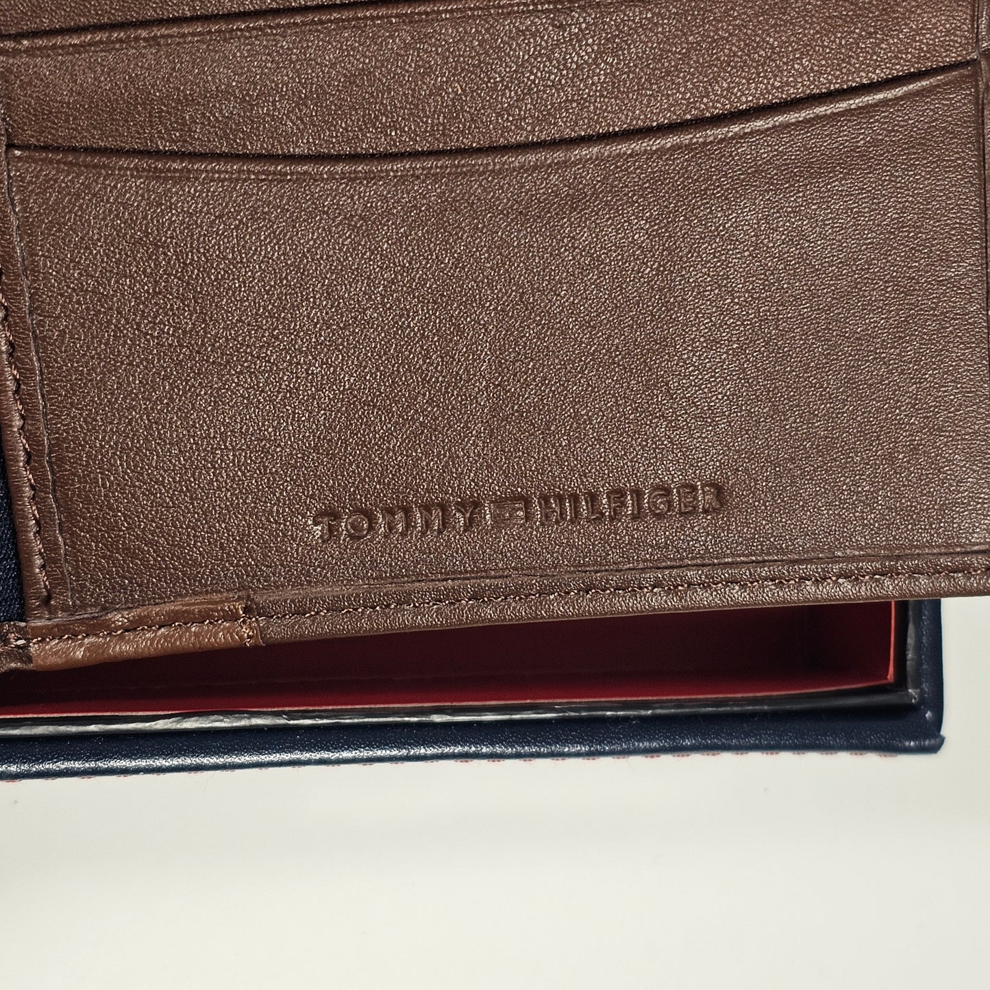 Tommy Hilfiger Men’s Bifold Brown Tan Genuine Leather RFID Wallet 31HP220139 - Wallets