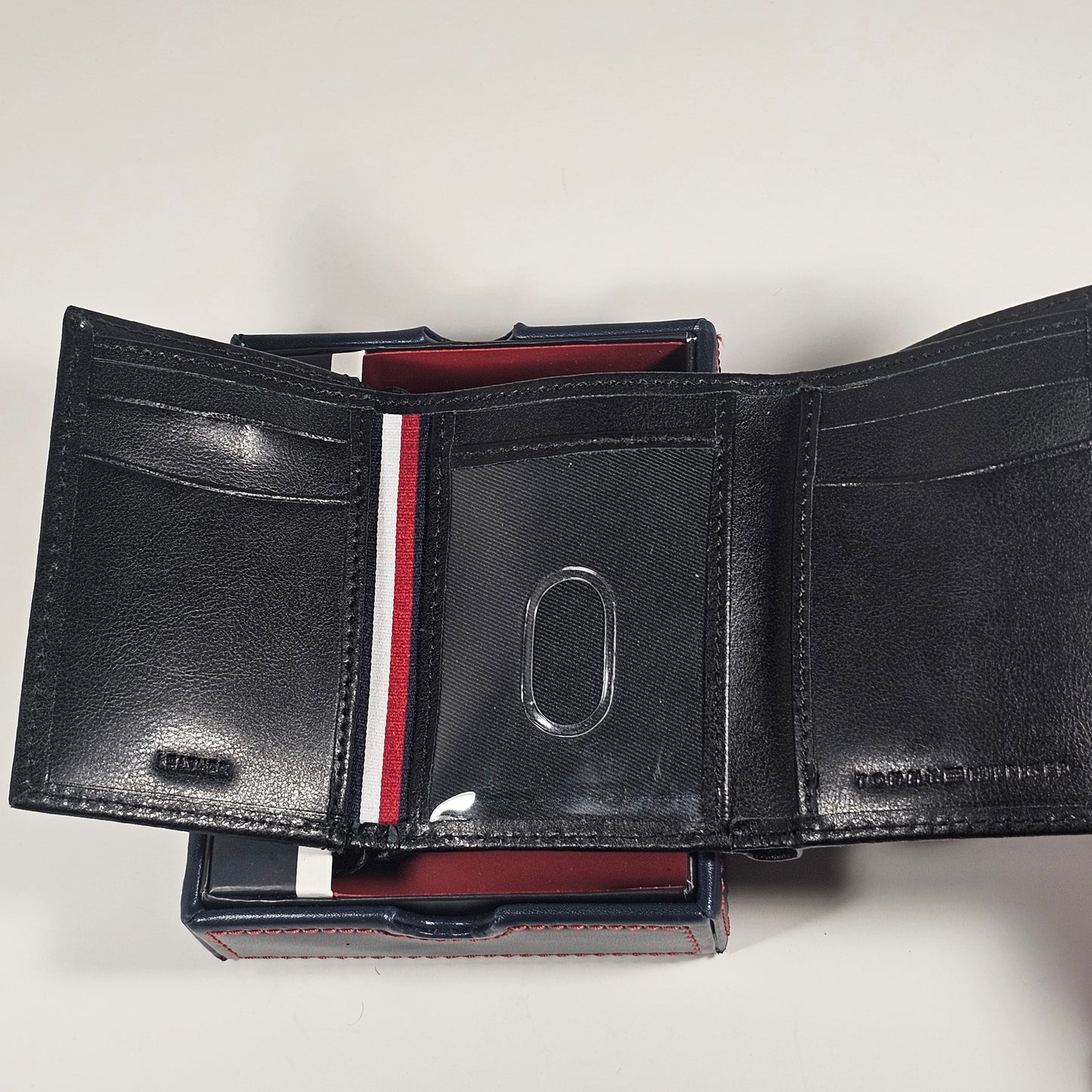 Tommy Hilfiger Men Trifold Black Leather RFID Wallet And Valet Passcase 31HP110043