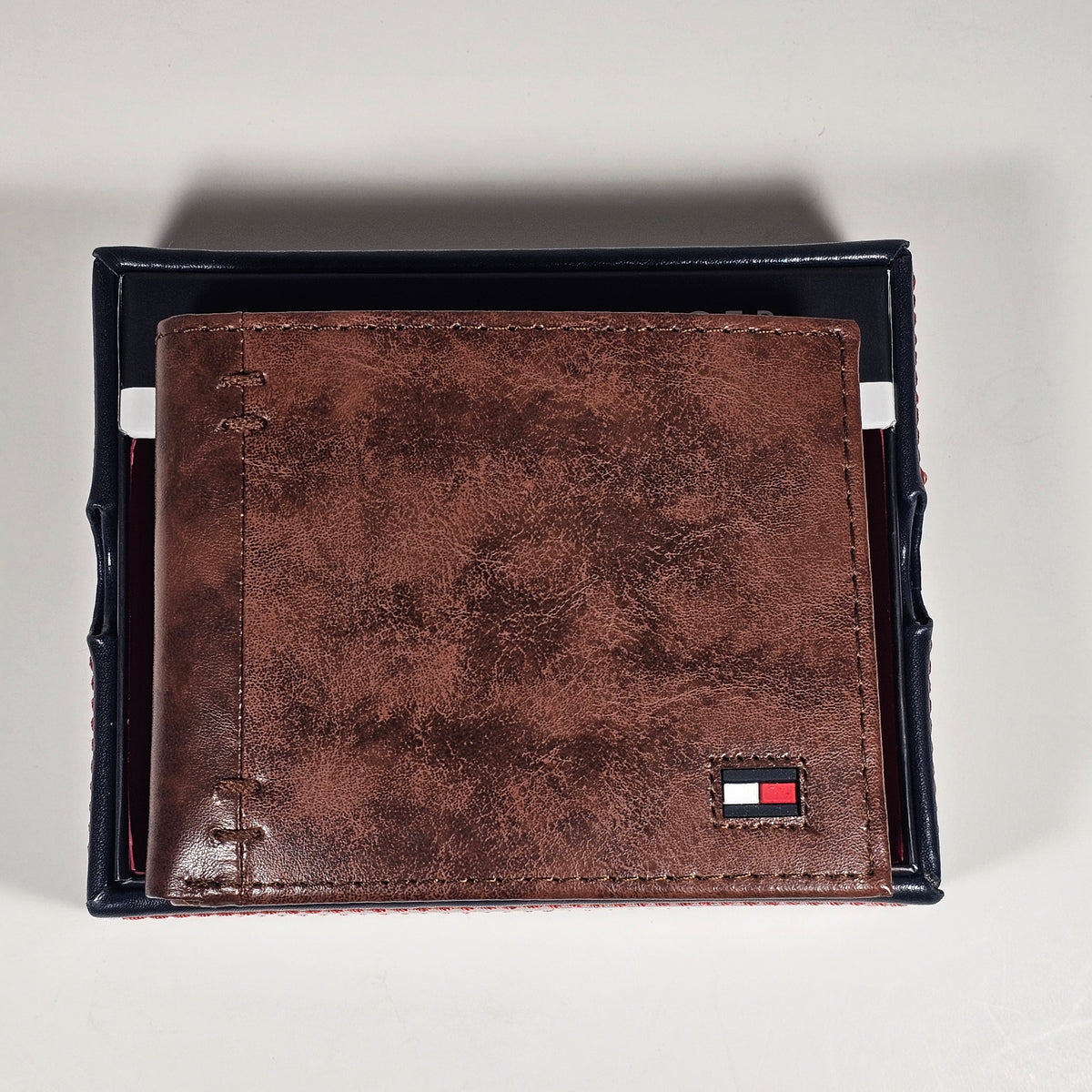 Tommy Hilfiger Men's Bifold Brown Leather Middle Flap Wallet 31HP130021