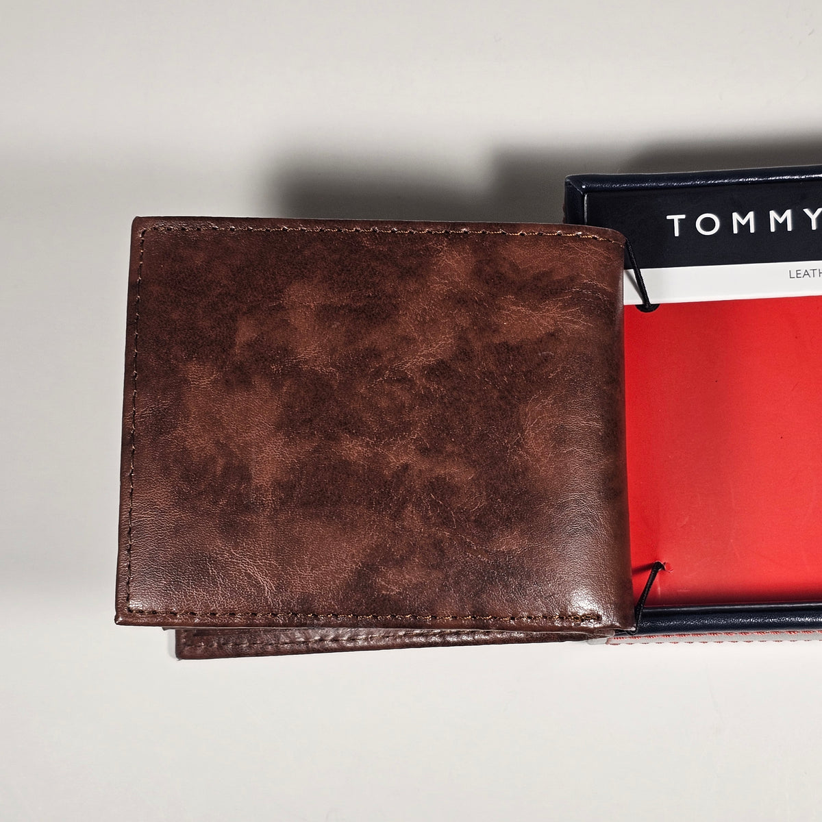Tommy Hilfiger Men's Bifold Brown Leather Middle Flap Wallet 31HP130021