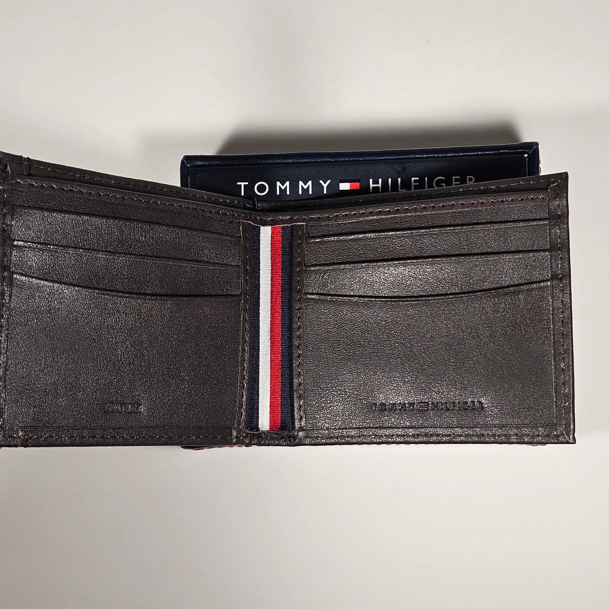 Tommy Hilfiger Men's Bifold Brown Leather Wallet &amp; Valet 31HP130020