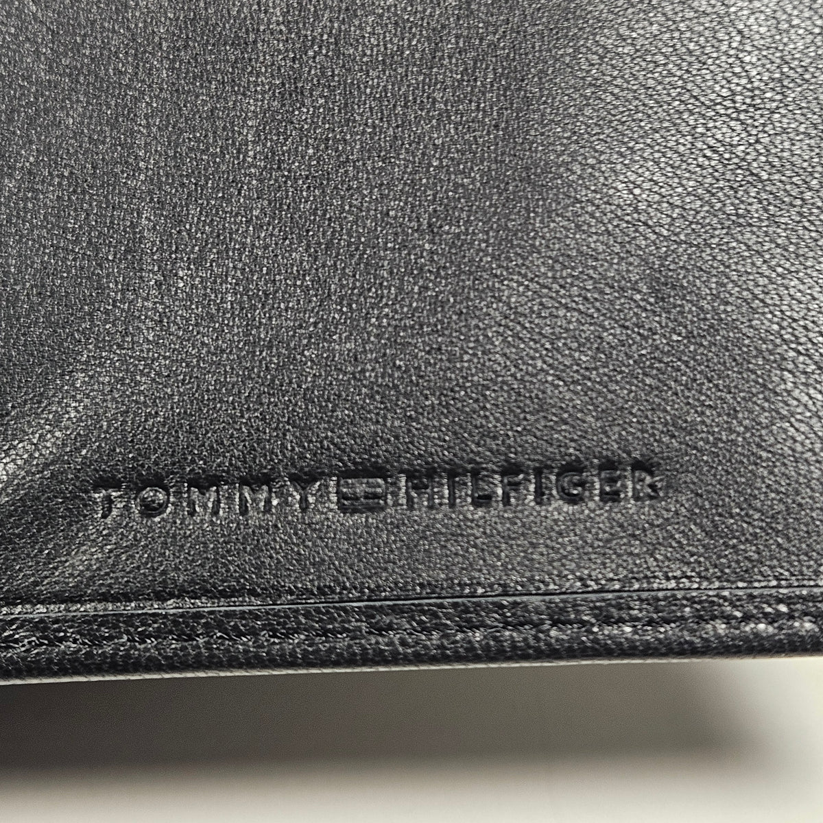 Tommy Hilfiger Mens Bifold Black Leather Wallet And Valet Passcase 31HP220118